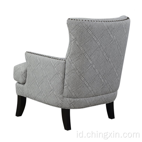 Nail Head Grey Multi Fabric Armed Accent Chair dengan Kaki Kayu Solid
